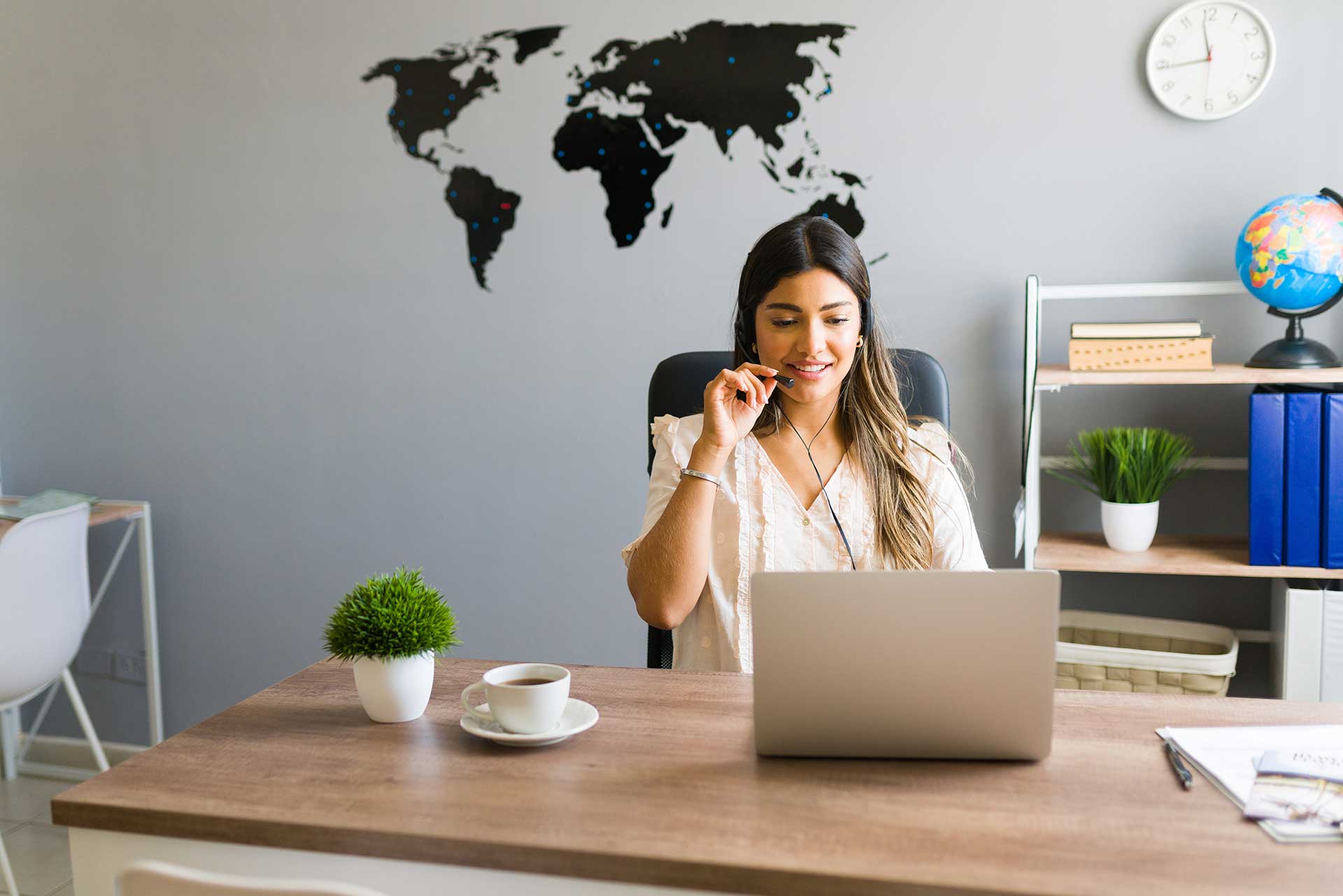 Agent de voyages prenant un appel professionnel au bureau