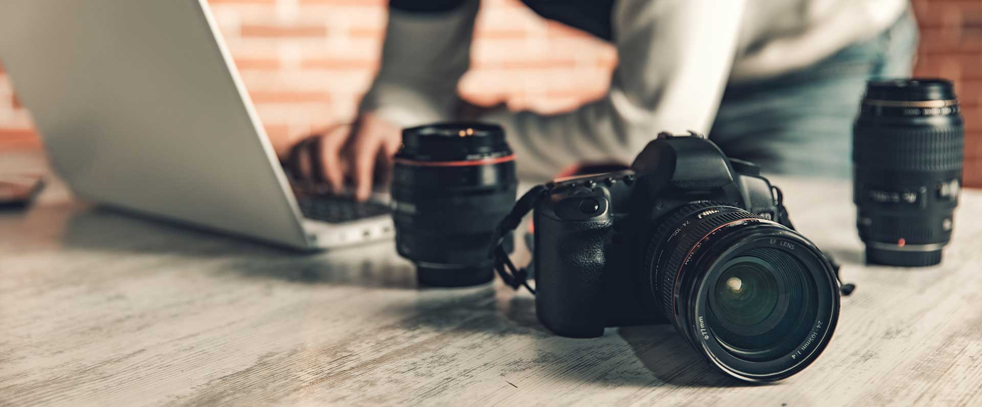 Appareil photo manuel du photographe travaillant au bureau