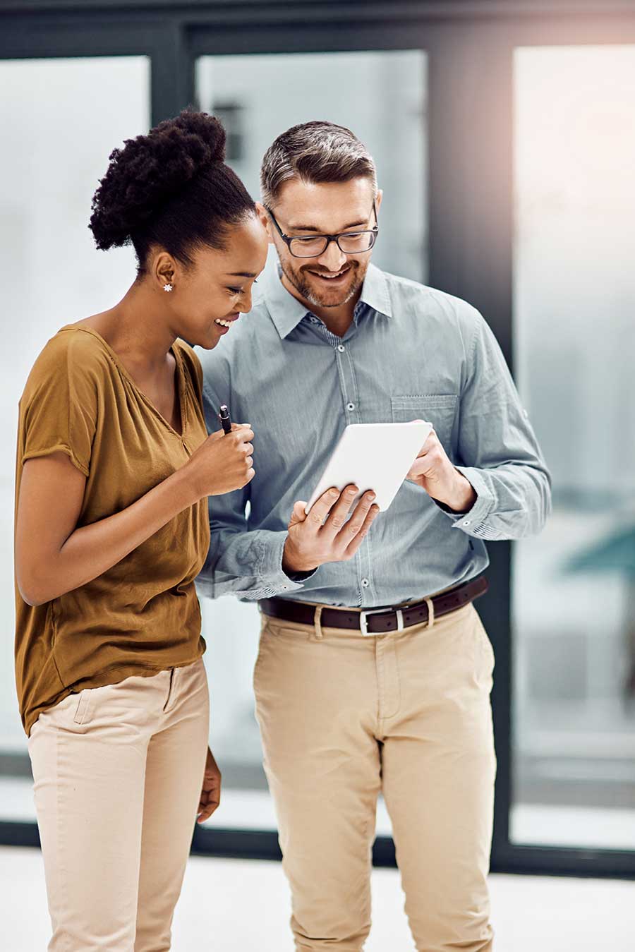 Deux hommes d'affaires regardant une tablette