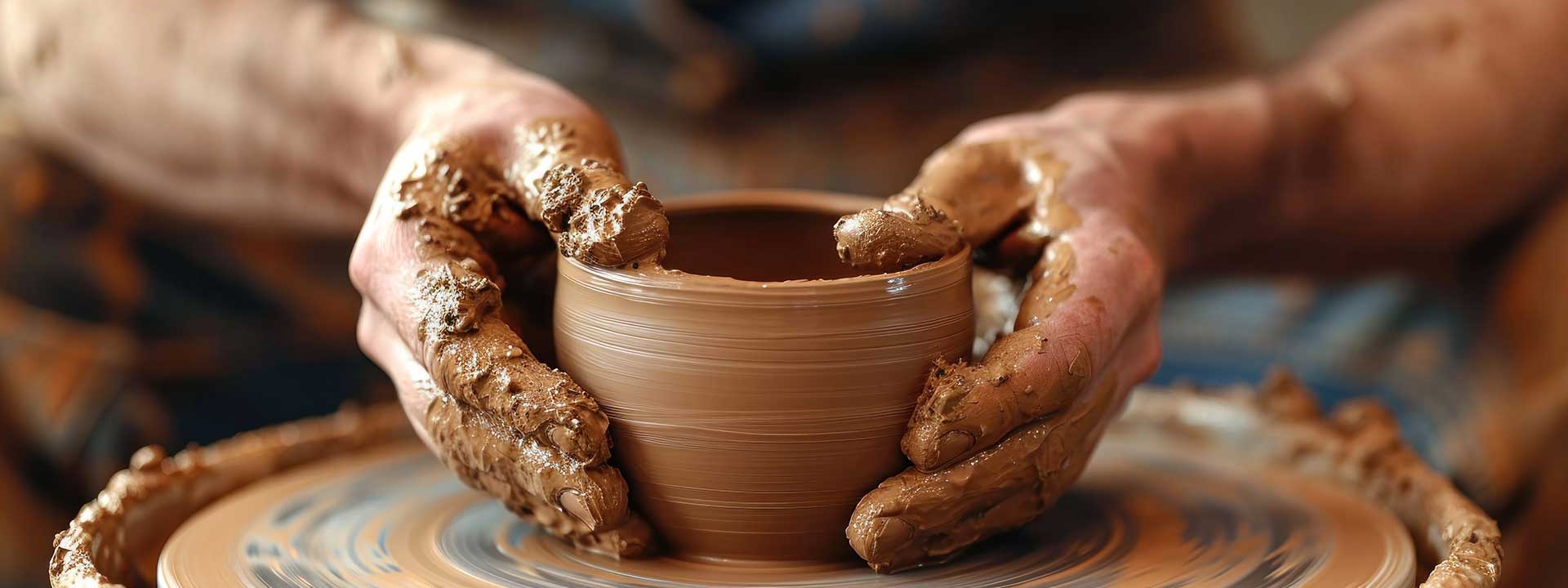 Sculptent une tasse avec de l'argile